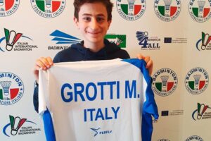 Massimo Grotti con la maglietta della Nazionale Italiana Badminton.
